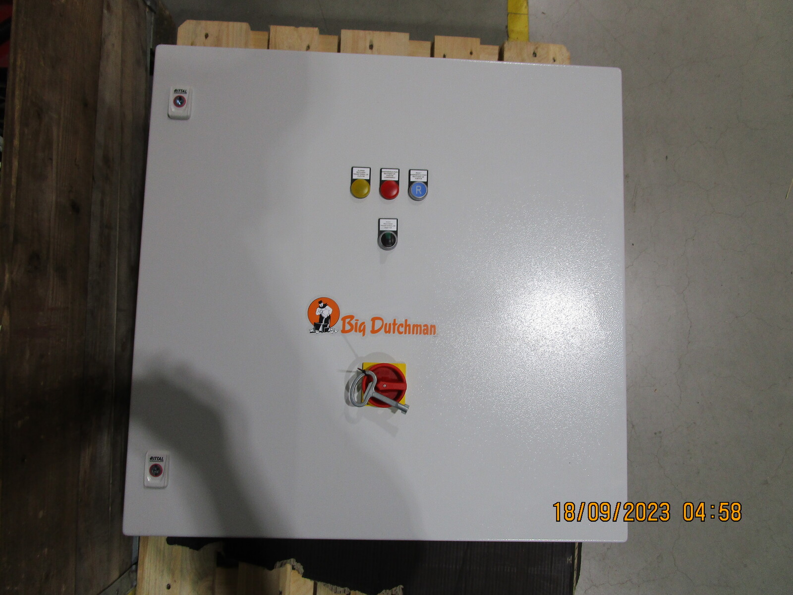 Control cabinet Granja Fontanales egg cross collection